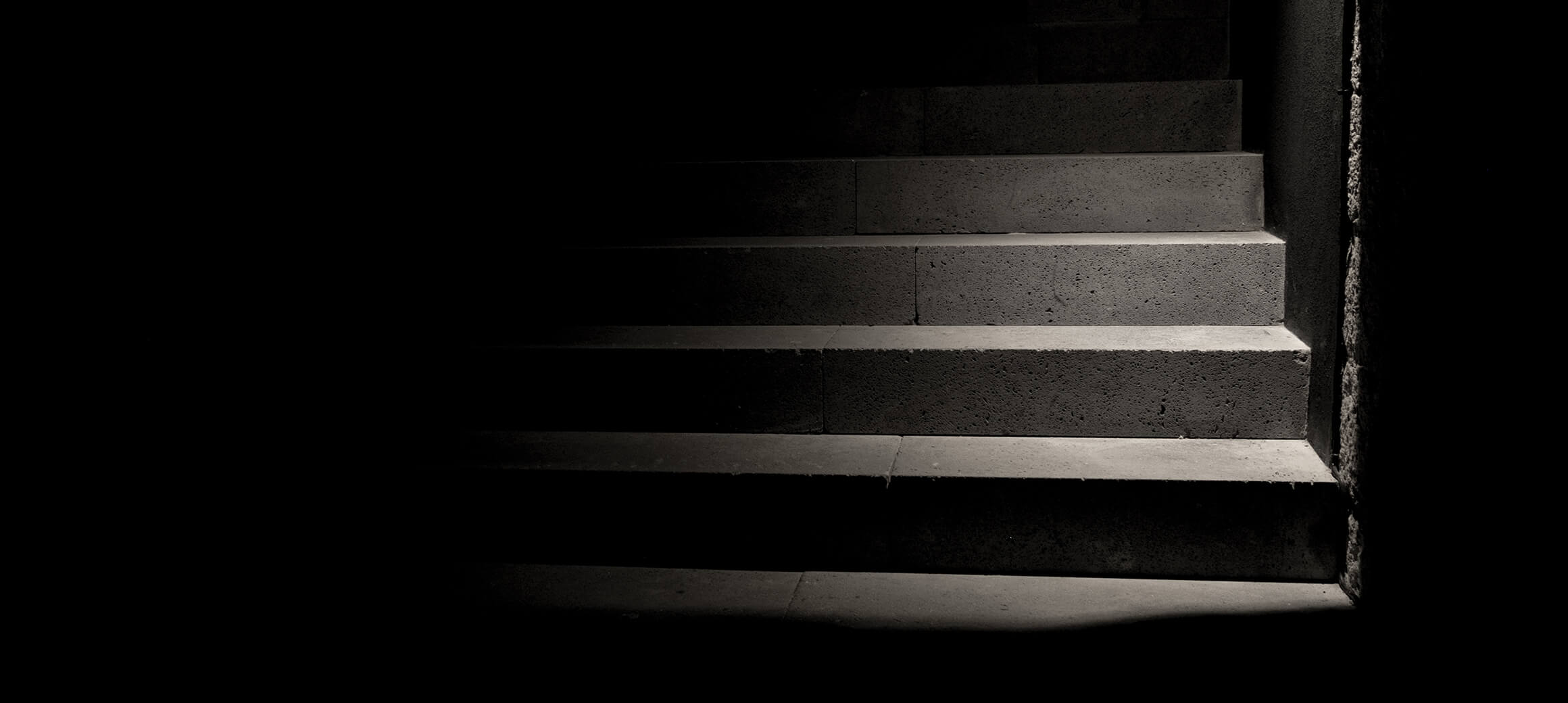 Ein Treppenaufgang in Dunkelheit