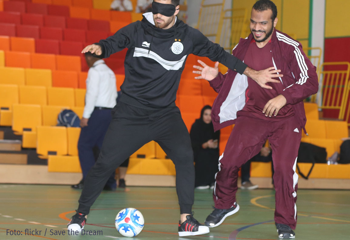 Zwei gegnerische Spieler kämpfen beim Blindenfußball um den Ball