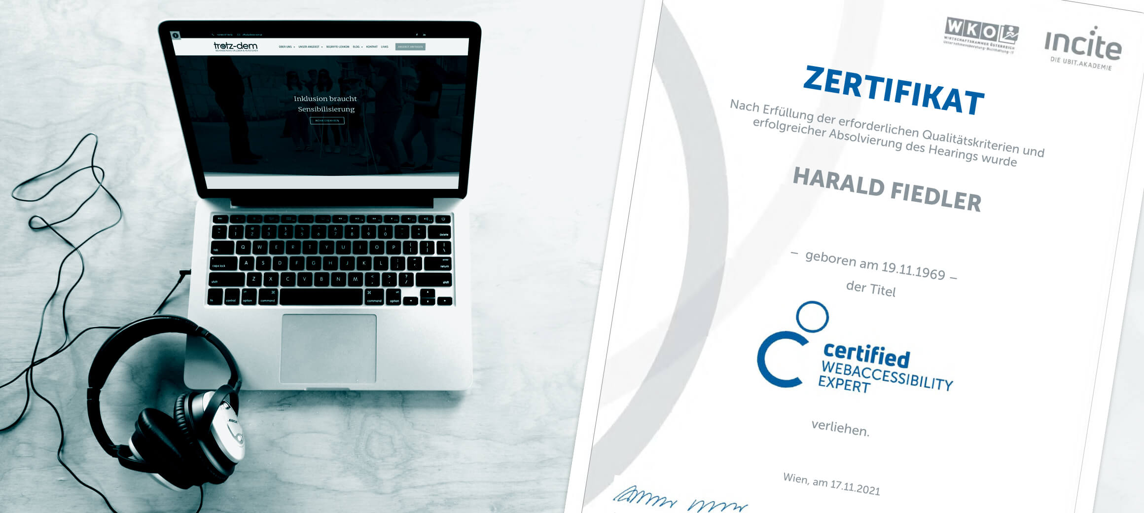 Ein Laptop der die TROTZ-DEM Website zeigt. Daneben liegen Kopfhörer. Rechts im Bild ist Harald's Zertifikat des Web Accessibility Expert zu sehen.